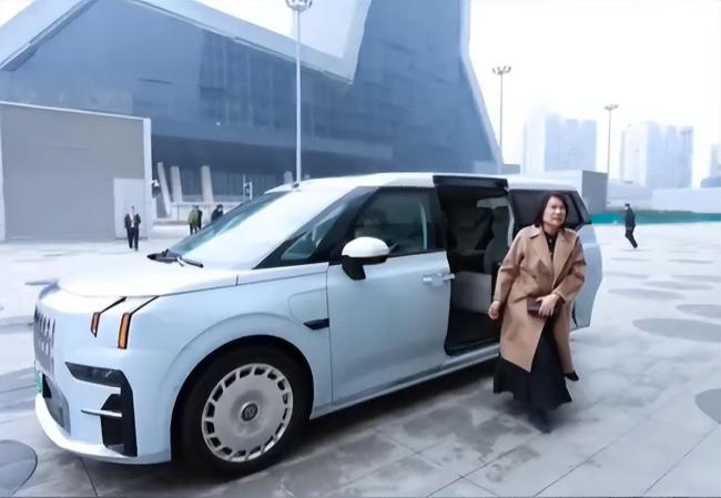 董明珠回应换车称中国汽车看吉利