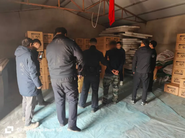 辽阳公安联合烟草部门端掉1处非法生产空烟管黑窝点 抓获6人