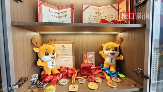 35岁无臂单亲爸爸卖炒饭还百万债 励志人生赢得百万点赞