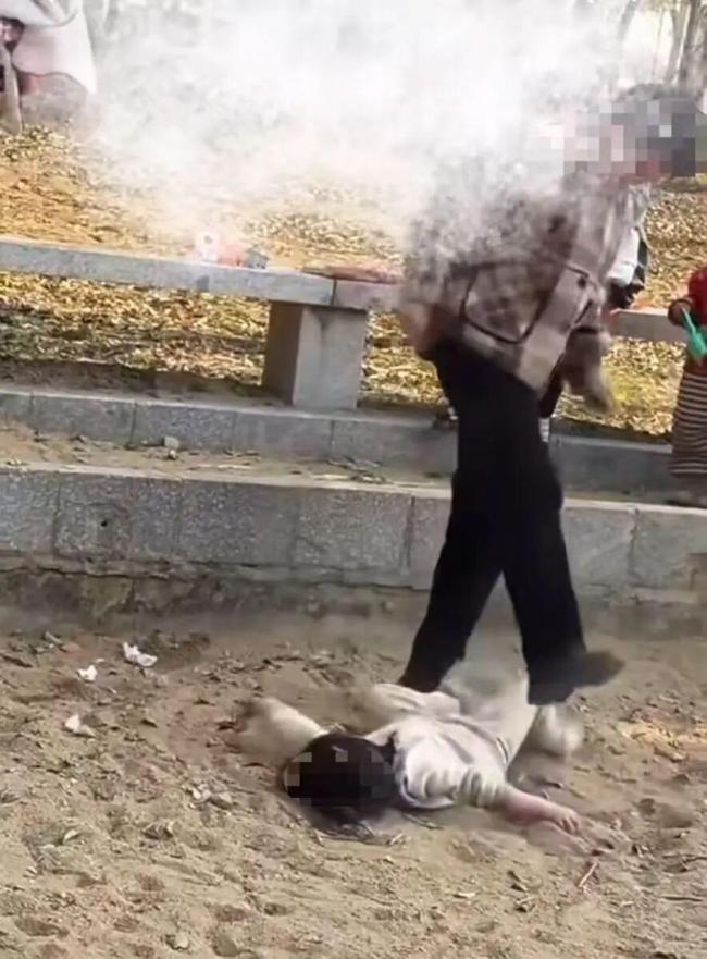 街头多次踢踹幼女老太为亲外婆 情绪失控引关注