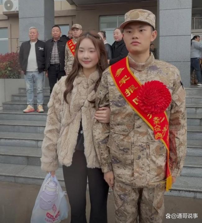 女孩送男友当兵猝不及防被告白
