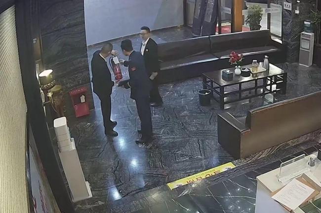 男子因虚荣心冒充消防员多店检查 荒唐闹剧引发关注