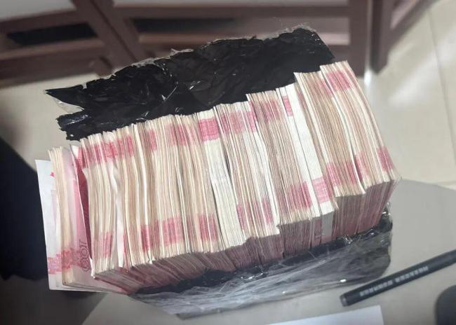 男子取9万多现金被警方拦下