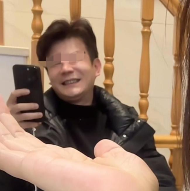 男子坐30小时大巴扛特产看望女儿 沉甸甸的父爱