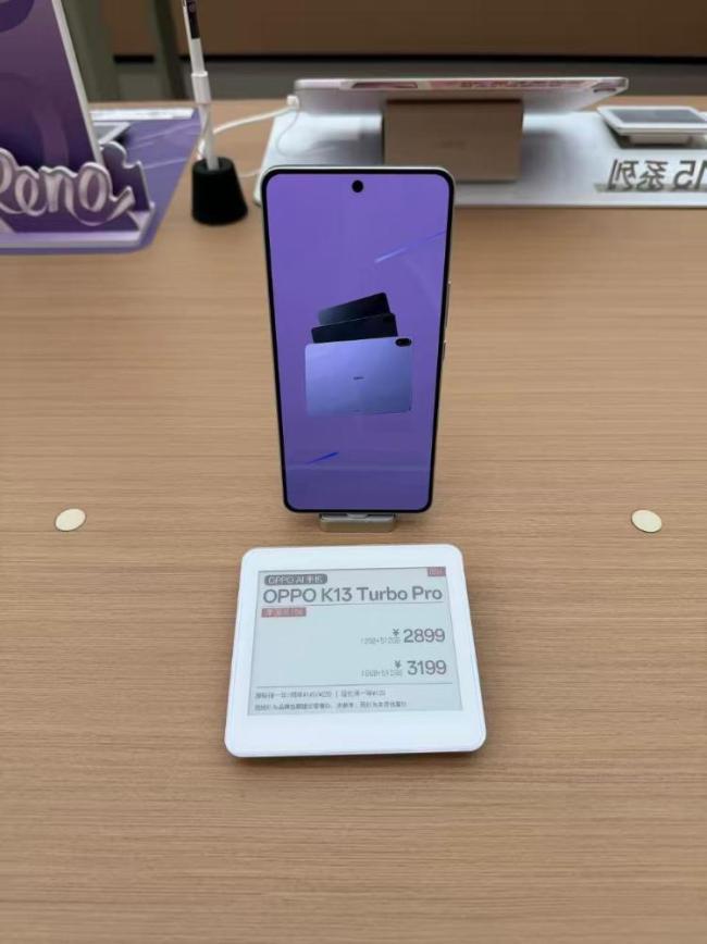 涨价后手机市场:店员建议早点入手 存储芯片涨价冲击大