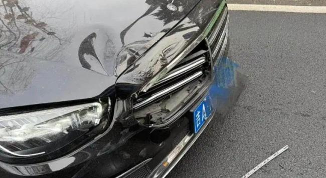 警方回应路虎别停奔驰致追尾 案件立为刑事