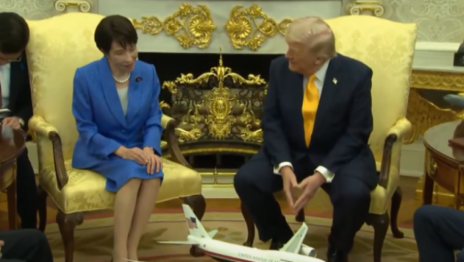 高市早苗逞强说英语磕磕绊绊，特朗普：这里有优秀的口译 尴尬一幕引嘲笑