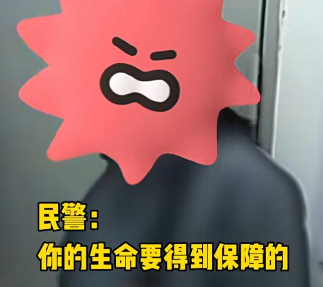 女子手机掉入轨道 称里面有5000个客户 执意下轨道捡手机引发关注