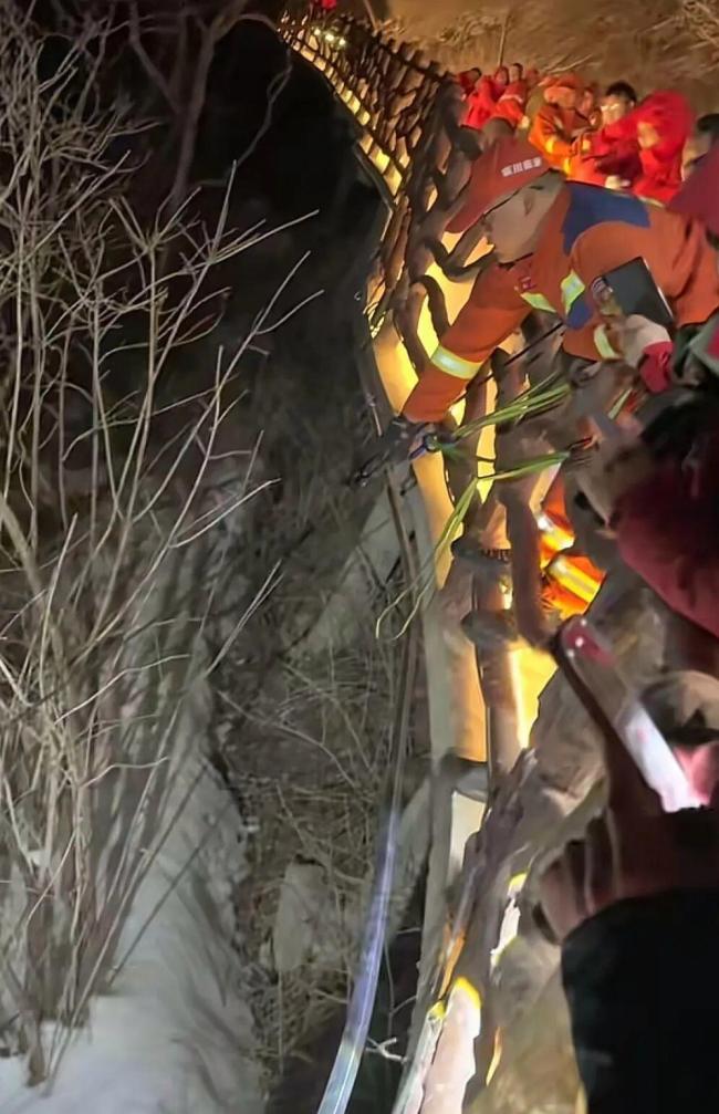 女子老君山坠崖超12小时获救 深夜救援成功