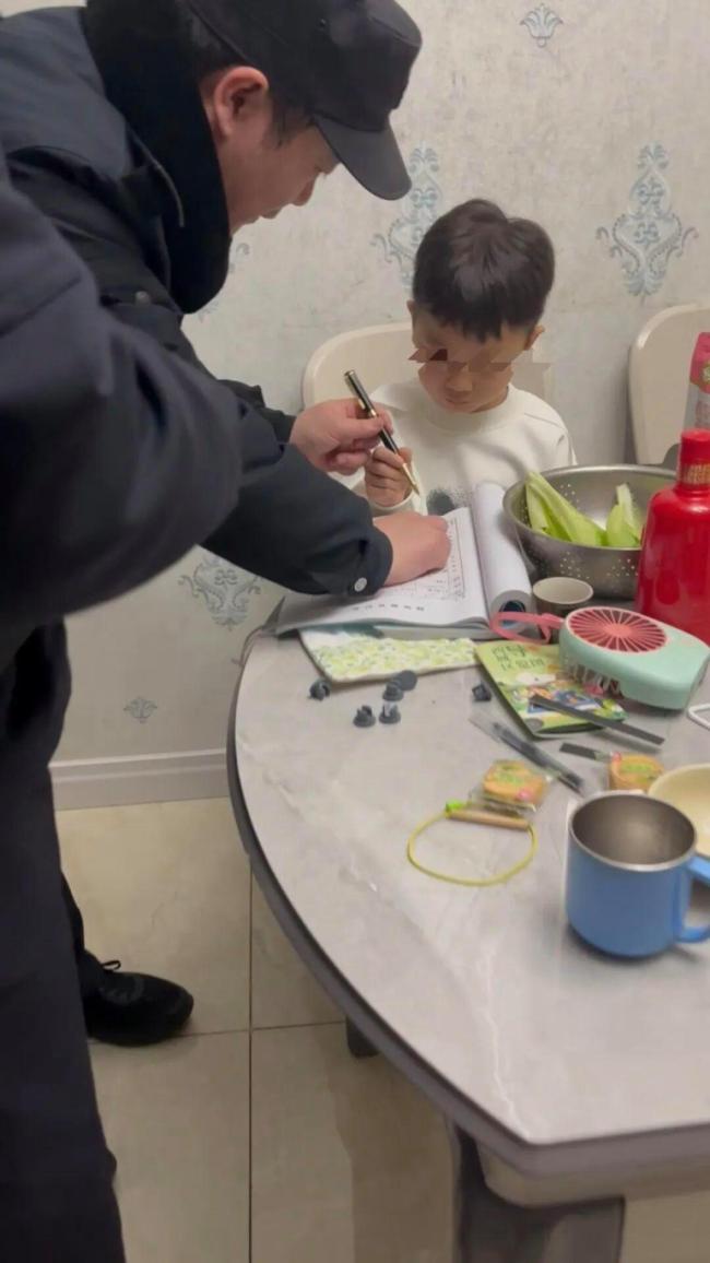 6岁男孩挨揍后报警要把妈妈抓走 民警上门调解