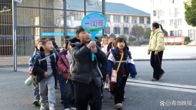 学校取消护学岗家长拍掌叫好 回归专业与本位