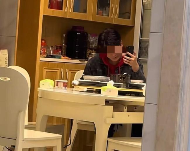 男子坐30小时大巴扛特产看望女儿 沉甸甸的父爱