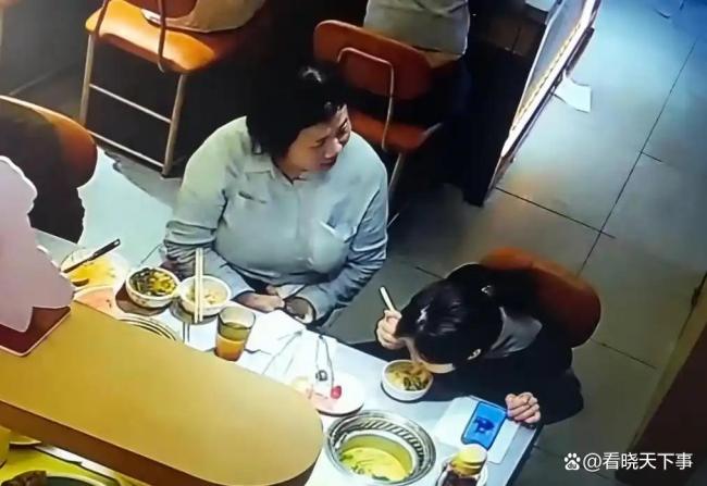 女子手机掉进火锅让店家赔偿