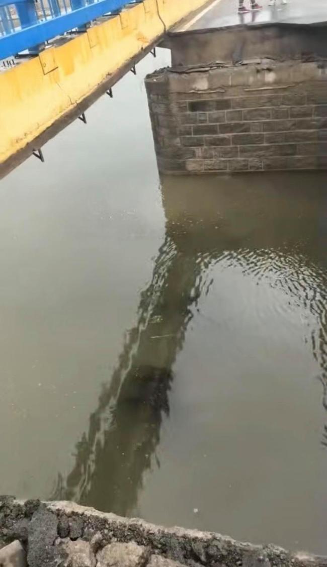 当地通报货车驶过致大桥受损