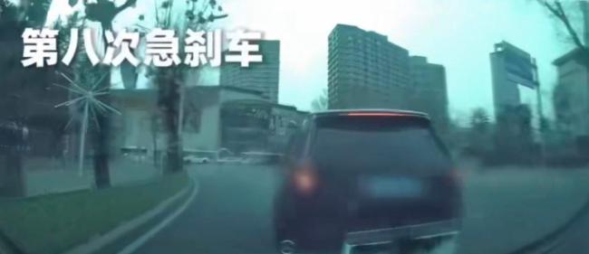 举报路虎别车男子称遭骚扰