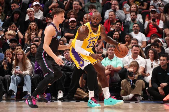 詹姆斯三双再创历史首人纪录 湖人8连胜士气高昂