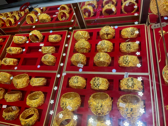 金价暴跌金店一天狂卖3斤黄金 市场冰火两重天