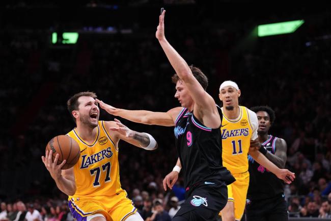 詹姆斯三双再创历史首人纪录 湖人8连胜士气高昂