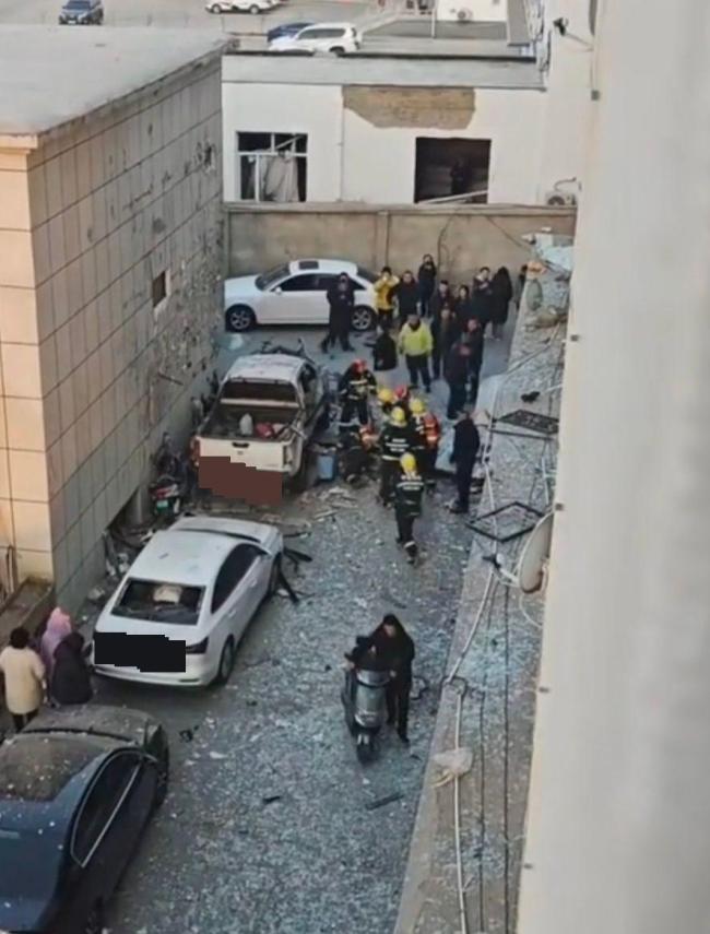 小区车库煤气爆炸 多家住户玻璃震碎 事故致两人受伤