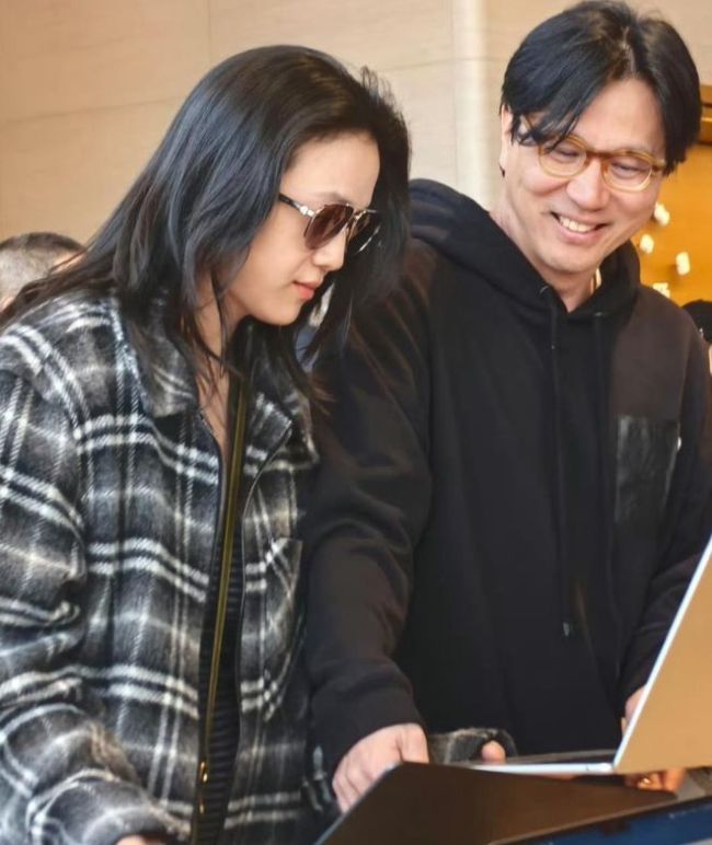 网友通过倪妮悄悄话分析出汤唯怀孕了 捂嘴说悄悄话暴露真相