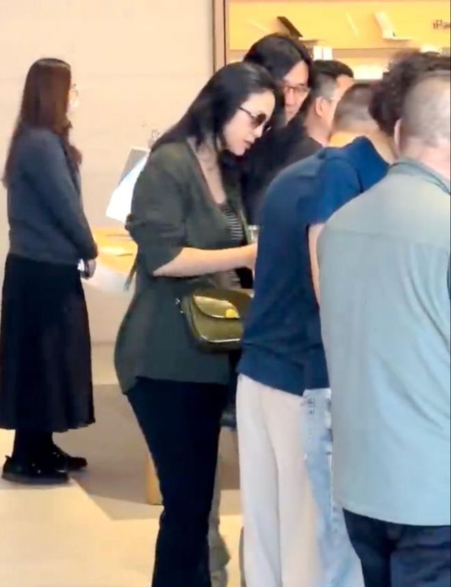 曝汤唯疑怀二胎 网友热议遮肚细节