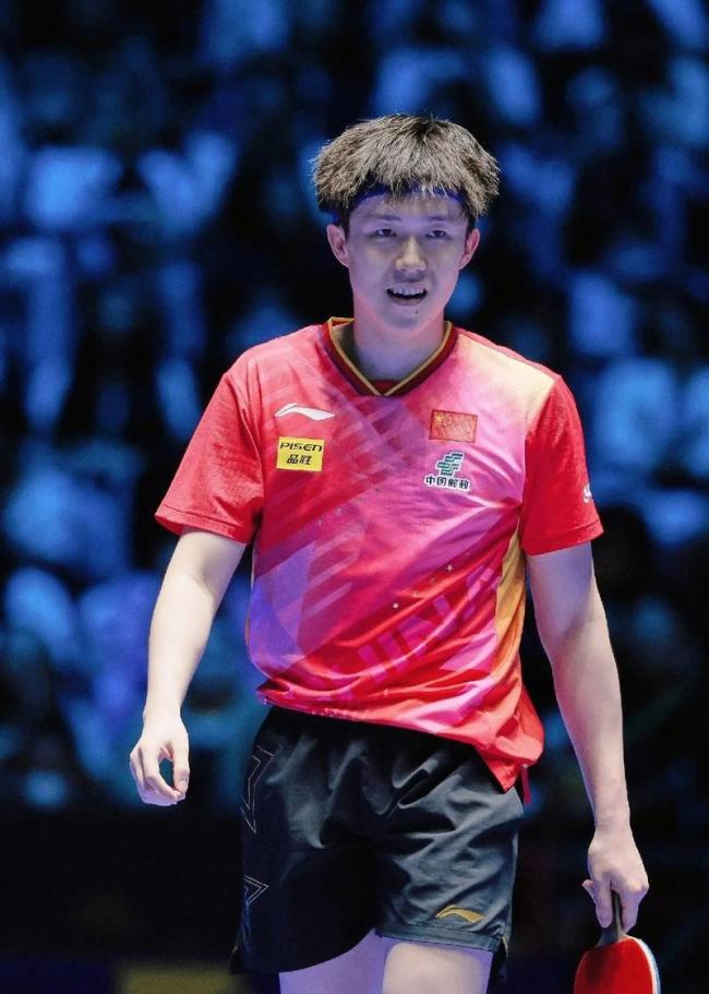 乒乓世界4月份刊封面王楚钦 气场全开稳如泰山