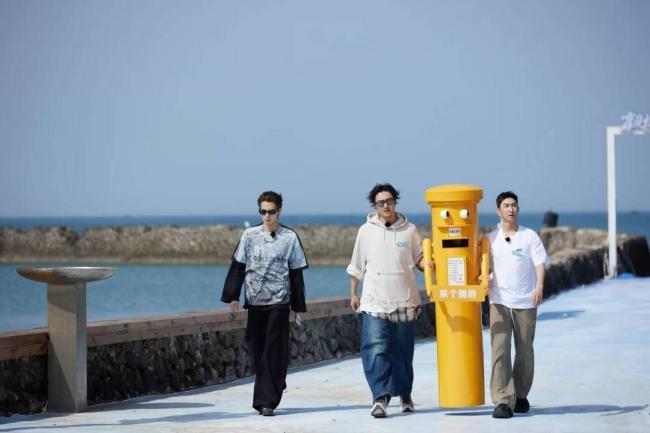 张家齐穿了王鹤棣的拖鞋