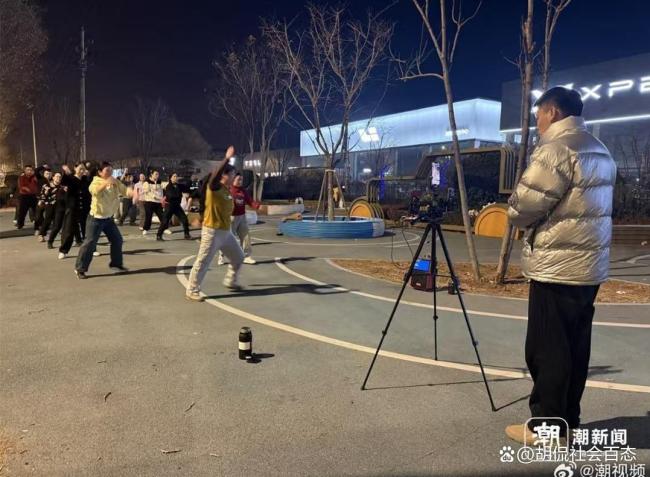 父亲为救女儿直播跳舞 被骂好吃懒做 无奈背后的坚韧求生