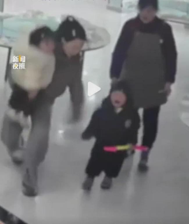 警方介入女子追打2岁宝宝 玩具争执引发暴力事件