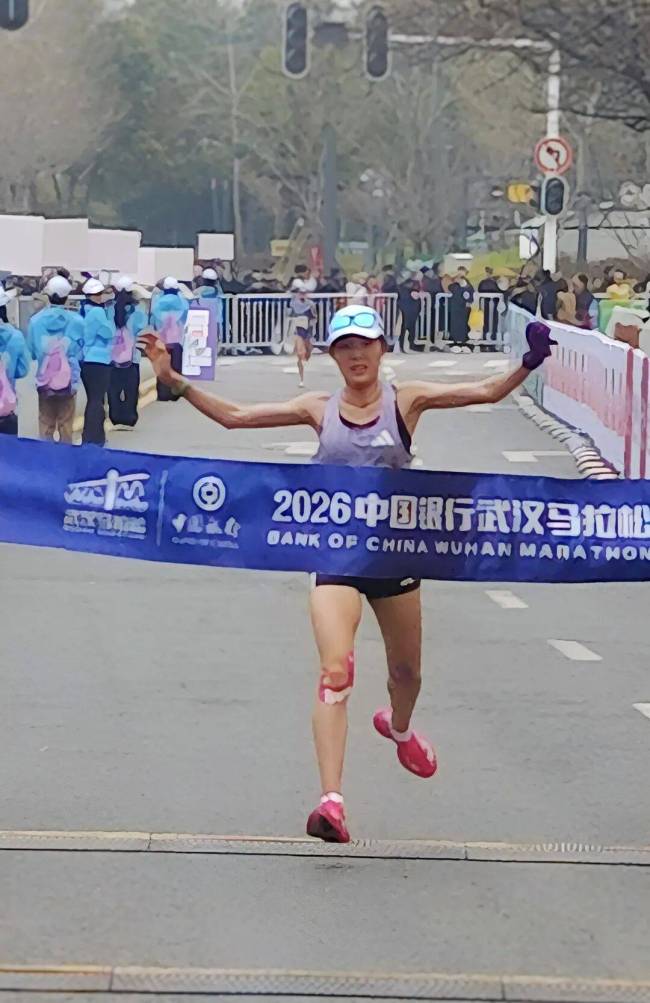 房博获武汉马拉松半马男子冠军 英雄之城见证速度