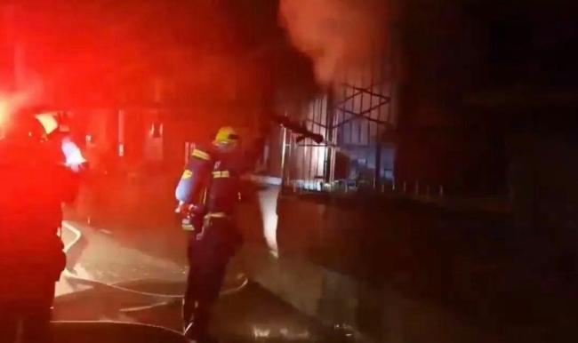 北京一老人喷枪烧蟑螂引发火灾,家中堆满杂物严重阻碍救援