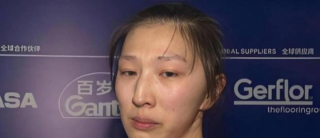 吴梦洁被球迷围住签名合影
