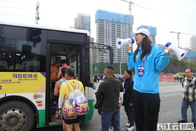 武汉公交摆渡专班全力护航汉马