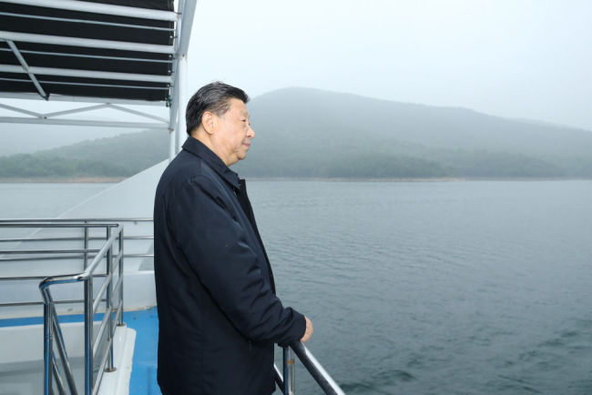 2021年5月13日下午，习近平总书记在河南南阳乘船考察丹江口水库。