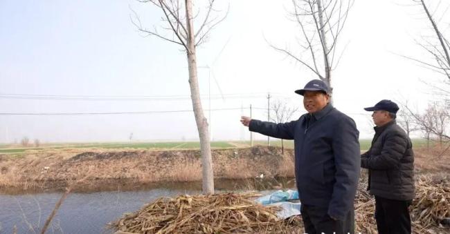 大爷救起落水祖孙 家属登门跪谢恩人 76岁老人勇救两女孩