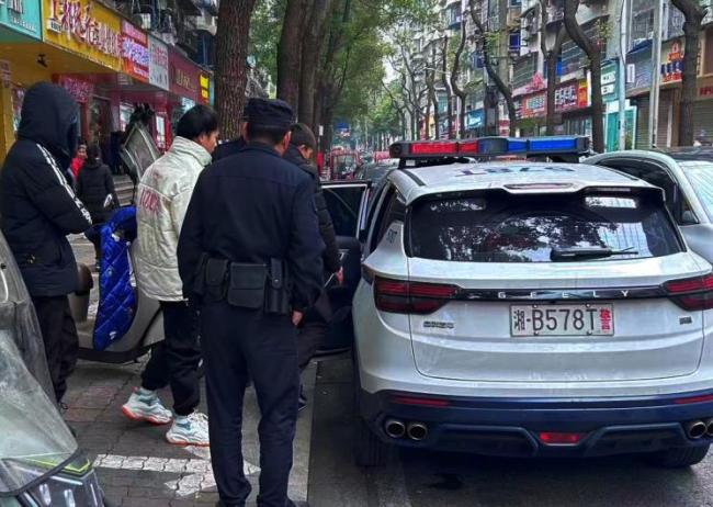 电话接通只有咳嗽声 接警员解救6人 无声通话破解位置谜题