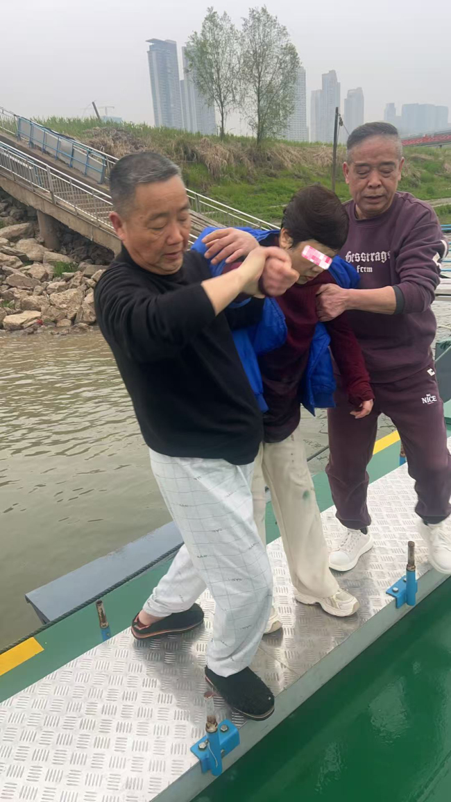 5名水上城管接力救回落水女子