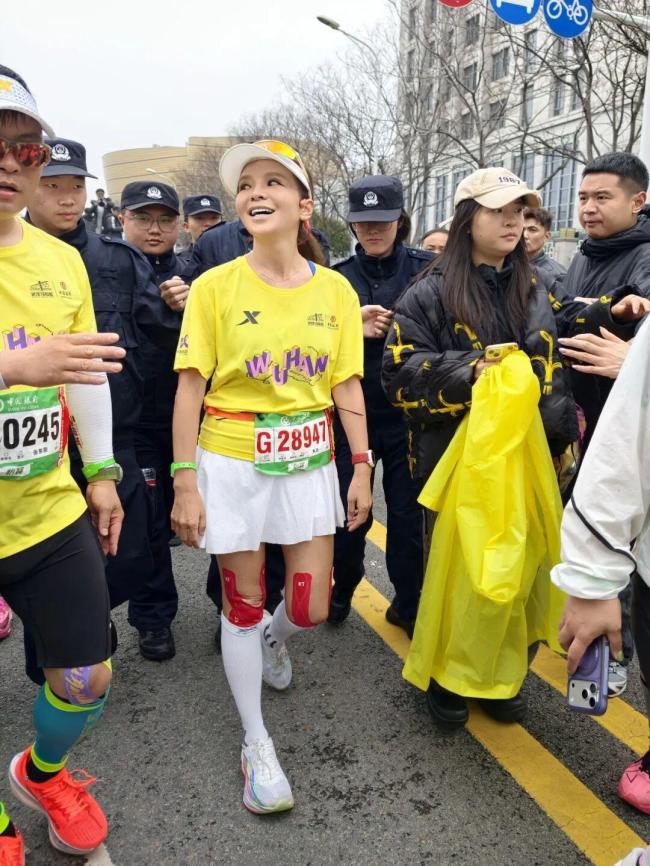 央视主持人朱迅现身汉马赛场