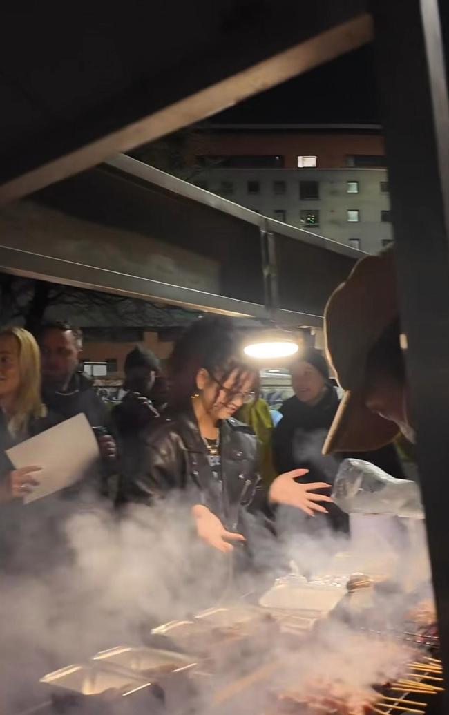 摊主回应在英国曼彻斯特卖烧烤 留学生排队尝家乡味