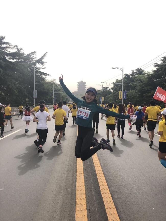 汉马跑完后武汉长江大桥上沸腾了 江城记忆再现