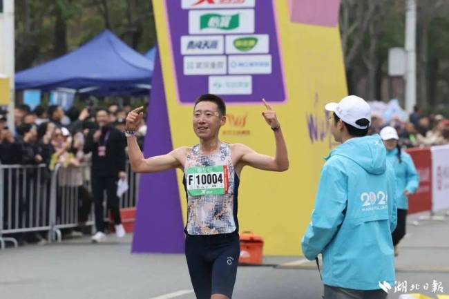 房博获武汉马拉松半马男子冠军 英雄之城见证速度