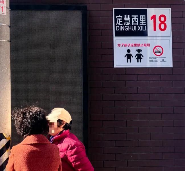 20分钟近10名家长在校门口吸烟 孩子被迫吸二手烟