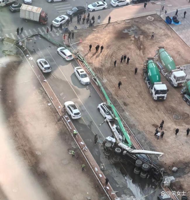 大连一泵车侧翻砸中多辆汽车 谁的“马路杀手”？