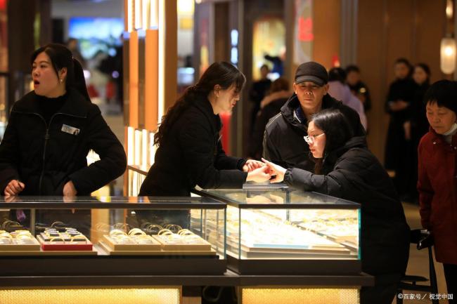 黄金暴跌买五金便宜了1万多 刚需党疯狂扫货