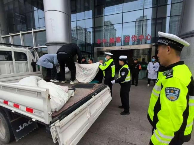 90岁老人吐血病危交警7分钟送医 警笛长鸣护生命