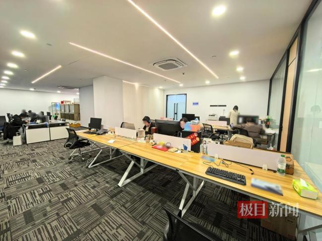 假装上班公司老板：不愿客户真上班