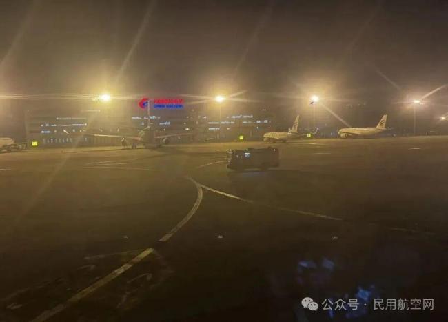 东航通报旅客手机受挤压冒烟起燃 机组迅速处置保安全