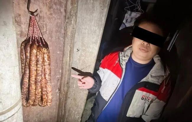 男子偷走20斤香肠被抓时还没下锅 贪小利终被捉