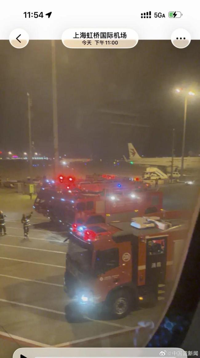 航班落地后机舱起火 多辆消防车待命 疑似手机故障引发
