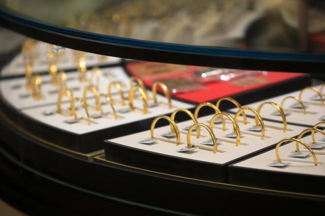 金饰价从最高点大跌约340元 金价持续走低